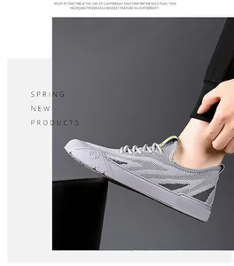 Vista lateral de zapatillas ligeras de punto gris para hombre con suela gruesa de EVA