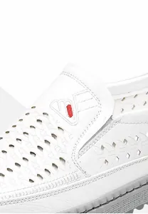 Détail de chaussures décontractées blanches pour hommes avec découpes et double couture