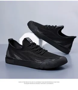 Primer plano de zapatillas de malla negra transpirable con suelas EVA y texturas grises