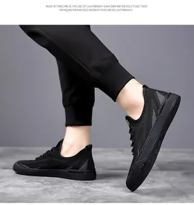 Detalle de zapatillas de malla negra transpirable para hombre con suela de espuma EVA