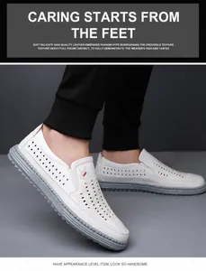 Gros plan de mocassins en cuir perforé blanc respirant avec semelle en caoutchouc souple