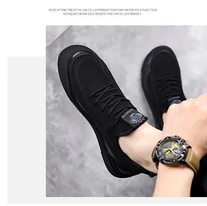 Vista en pie de zapatillas de malla negra transpirable con suelas de EVA ligeras y logo