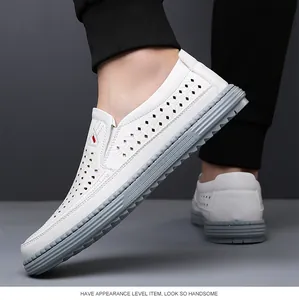 Détails des mocassins blancs pour hommes en cuir perforé avec semelle en caoutchouc
