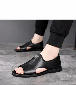 Nahaufnahme der schwarzen Herren-Ledersandalen mit Lychee-Struktur und hohlem Design