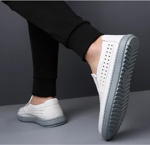 Détails de sandales blanches en cuir pour hommes avec perforations laser et semelle souple
