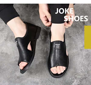 Draufsicht auf Herren-Sandalen aus schwarzem Leder mit atmungsaktiven Aussparungen