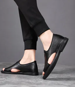 Detailansicht der schwarzen Herren-Leder-Sandalen mit hochwertiger Litschi-Maserung