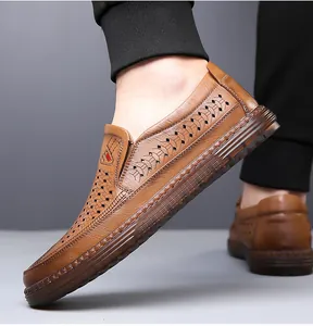 Vue détaillée des mocassins en cuir marron pour hommes avec perforations laser respirantes