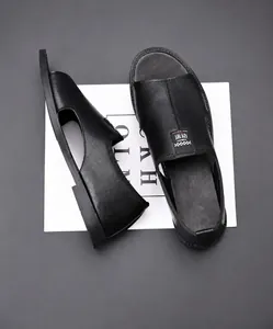 Nahaufnahme der schwarzen Herren-Ledersandalen mit Lychee-Struktur und Cut-out-Design