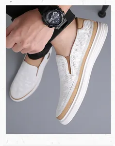 Λεπτομέρεια από ανδρικά λευκά mesh loafers με κομψές καφέ δερμάτινες λεπτομέρειες