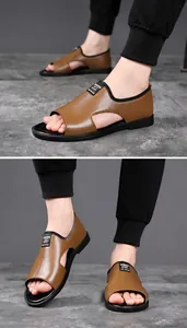Detailansicht brauner Leder-Herrensandalen mit rutschfesten Gummisohlen und Sportetiketten