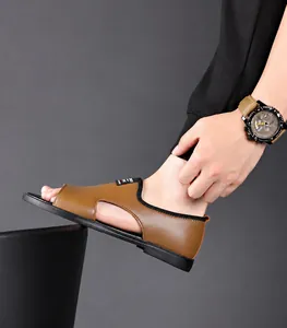 Detail der braunen Leder-Sandalen für Herren mit seitlichem Cut-out und Zehenschutz