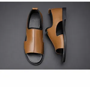 Detailansicht der braunen Leder-Herrensandalen mit rutschfester Gummisohle und Ziernähten