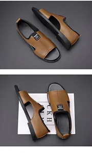 Detailansicht brauner Herren-Ledersandalen mit Sport-Label und schwarzer Gummisohle