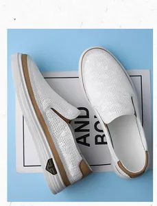 Λεπτομέρεια από λευκά loafers με πλέγμα, καφέ λεπτομέρεια και χοντρή σόλα από καουτσούκ