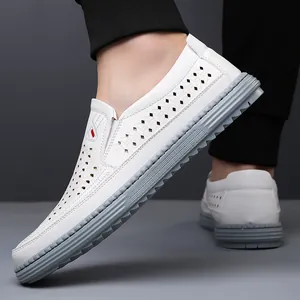 Mocassins décontractés en cuir blanc pour hommes avec semelle antidérapante ajourée