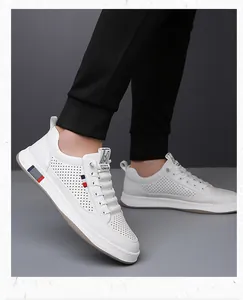 Détail de mocassins blancs avec perforations respirantes et rayures latérales tricolores