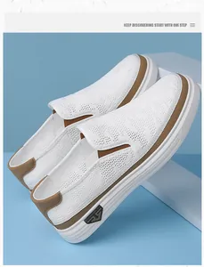 Λεπτομέρεια από λευκά mesh slip-on sneakers με καφέ δερμάτινες πινελιές σε γεωμετρική βάση