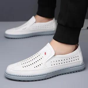 Mocassins d'été blancs en cuir pour hommes avec design ajouré et semelle en caoutchouc