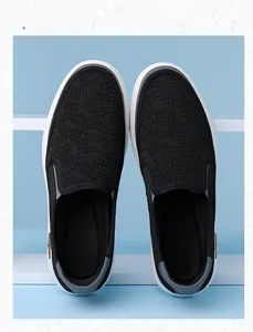 Κάτοψη από μαύρα πλεκτά loafers που αναπνέουν με λευκές σόλες σε γεωμετρικές βάσεις