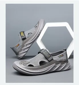 Detail von grauen, atmungsaktiven Herren-Sportsandalen mit robuster Zacken-Dicksohle