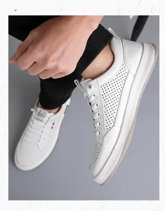 Détail de baskets blanches sans lacets avec cuir perforé et semelle souple pour hommes
