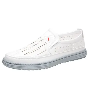 Mocassins d'été en cuir perforé blanc pour hommes avec semelle respirante et détails rouges