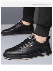 Détail de basket décontractée noire perforée avec ruban décoratif rouge et bleu