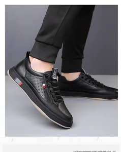 Détail de chaussure en cuir noir avec perforations respirantes et semelle à rayures colorées