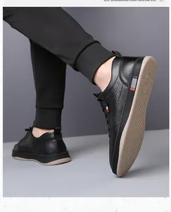 Détail de chaussures décontractées en cuir noir perforé avec semelle tricolore décorée