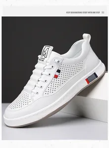Vue détaillée de baskets blanches pour hommes avec perforations laser et ruban tricolore