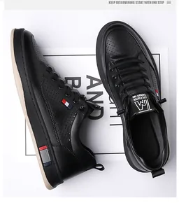Gros plan détaillé de baskets en cuir noir avec rayures tricolores et bout perforé stylé
