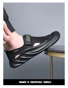 Details der atmungsaktiven schwarzen Herren-Sandalen mit Klettverschluss und Netzstoff