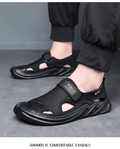 Seitenansicht der schwarzen atmungsaktiven Mesh-Sandalen für Herren mit Klettverschluss
