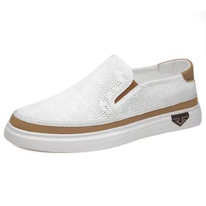Ανδρικά λευκά αθλητικά παπούτσια slip-on από διαπνέον πλέγμα με καφέ λεπτομέρειες και σόλα