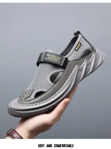 Detaillierte Makroansicht der dunkelgrauen, atmungsaktiven Herren-Outdoor-Sandalen aus Netzstoff