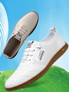 Nahaufnahme weißer Sommer-Lederschuhe mit atmungsaktiver Perforation und Gummisohle