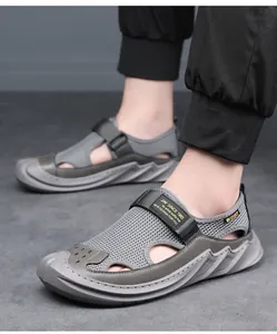 Detailansicht der atmungsaktiven grauen Mesh-Herrenschuhe mit rutschfester Sohle