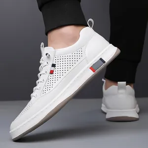 Baskets blanches à enfiler pour hommes avec trous découpés au laser et semelle épaisse