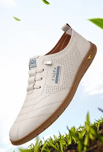 Nahaufnahme weißer Herren-Freizeitschuhe aus Leder mit Lochmustern und Gummisohlen