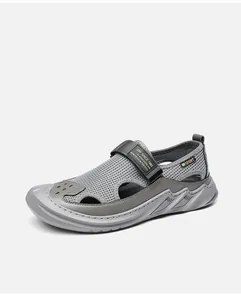 Makroaufnahme von atmungsaktivem Mesh und Klettverschluss an grauen Freizeitsandalen für Herren