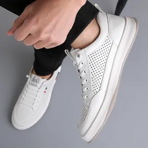 Baskets blanches respirantes pour hommes avec perforations laser et semelles souples