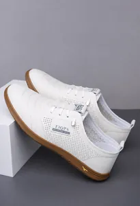 Detailansicht der weißen Herren-Freizeitschuhe aus Leder mit atmungsaktiver Perforation