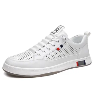 Mocassins blancs respirants pour hommes avec perforations et accents de couleur latérale