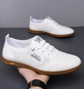 Detail der weißen Lederherrenschuhe mit Lochmuster und langlebiger Gummisohle