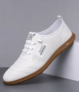 Details der weißen Leder-Loafer für Herren mit Perforation und brauner Gummisohle