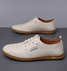 Nahaufnahme cremefarbener Herren-Freizeitschuhe aus Leder mit Laser-Cut-Perforationen