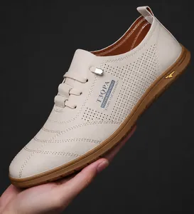 Detail der atmungsaktiven perforierten weißen Leder-Freizeitschuhe für Herren mit Gummisohle