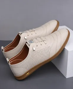 Detail von atmungsaktiven Leder-Loafers für Herren mit Gummisohle und goldenem Fersenakzent