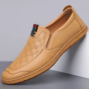 Heren instapschoenen van lichtbruin leer met dambordpatroon en zachte antislip rubberen zool